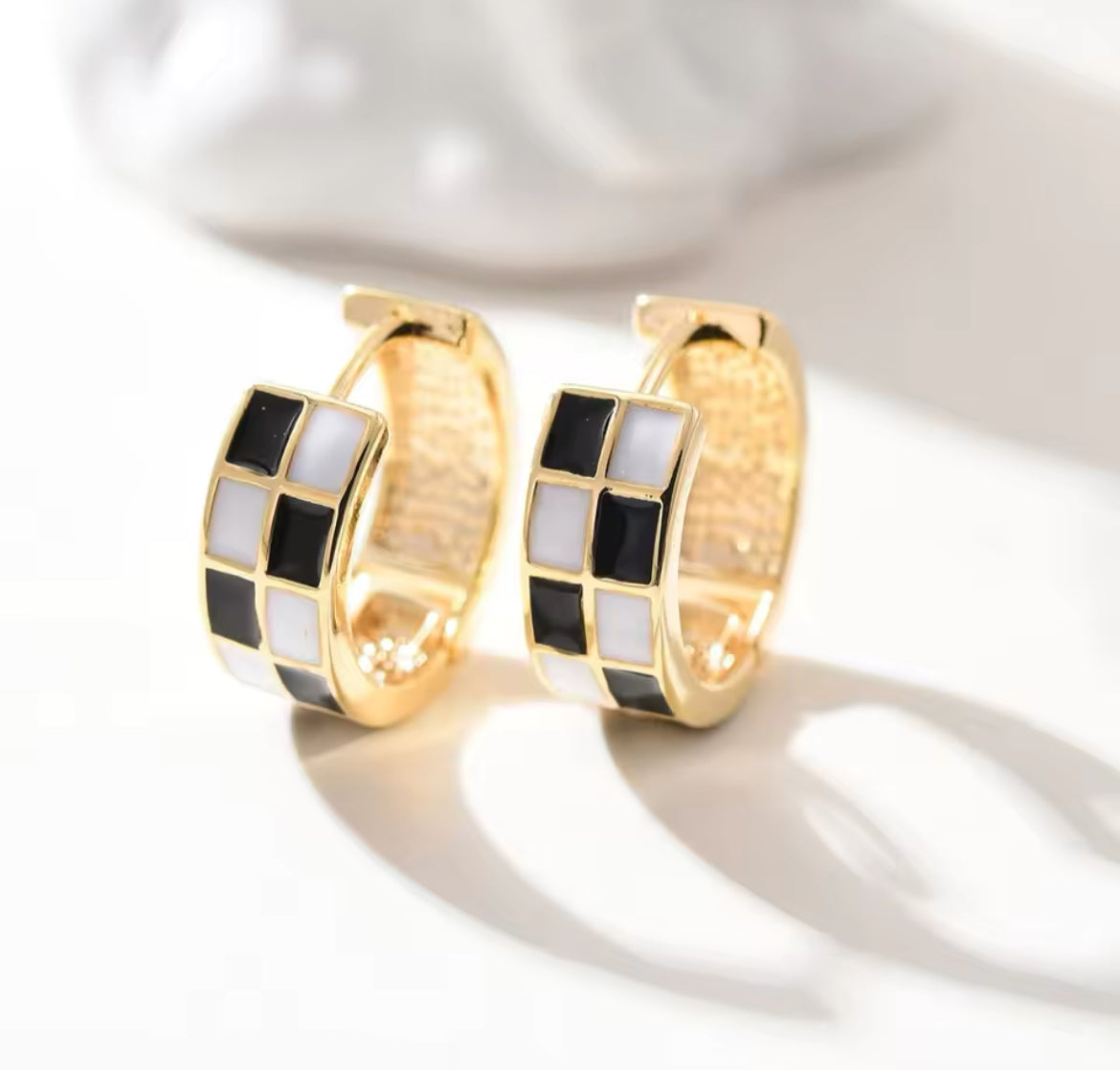 Checkered chunky hoops