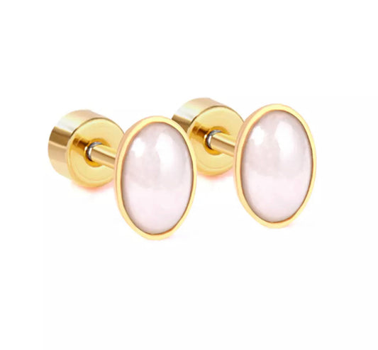 White Oval Pearl-Gold (Screw Back)